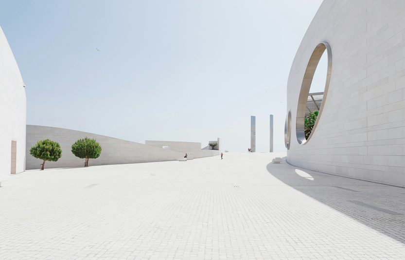 Architettura moderna con ampi spazi esterni e cielo limpido, ideale per relax e contemplazione.