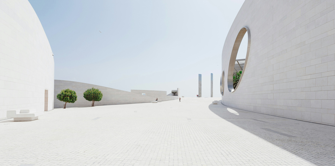 Architettura moderna con ampi spazi esterni e cielo limpido, ideale per relax e contemplazione.