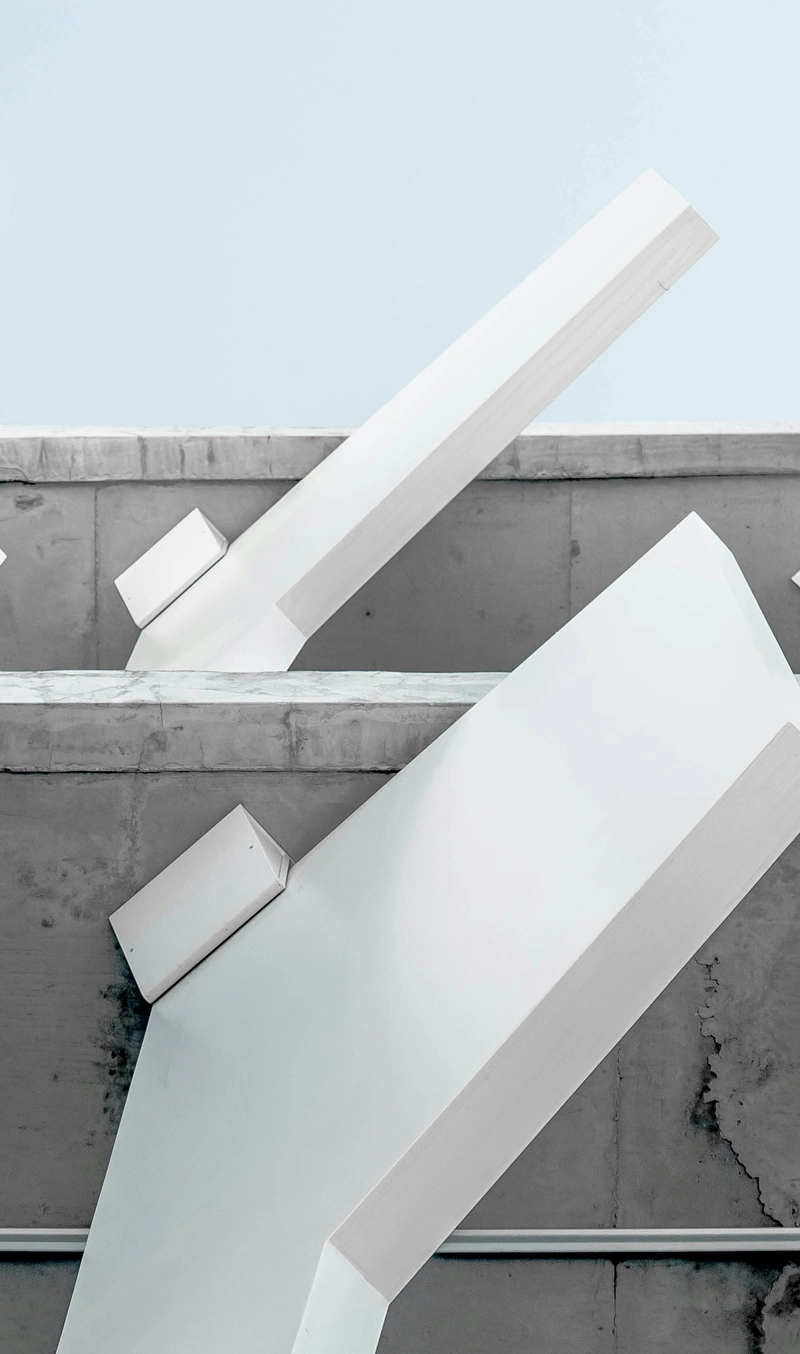 Struttura architettonica astratta vista dal basso con elementi moderni, sfondo azzurro.