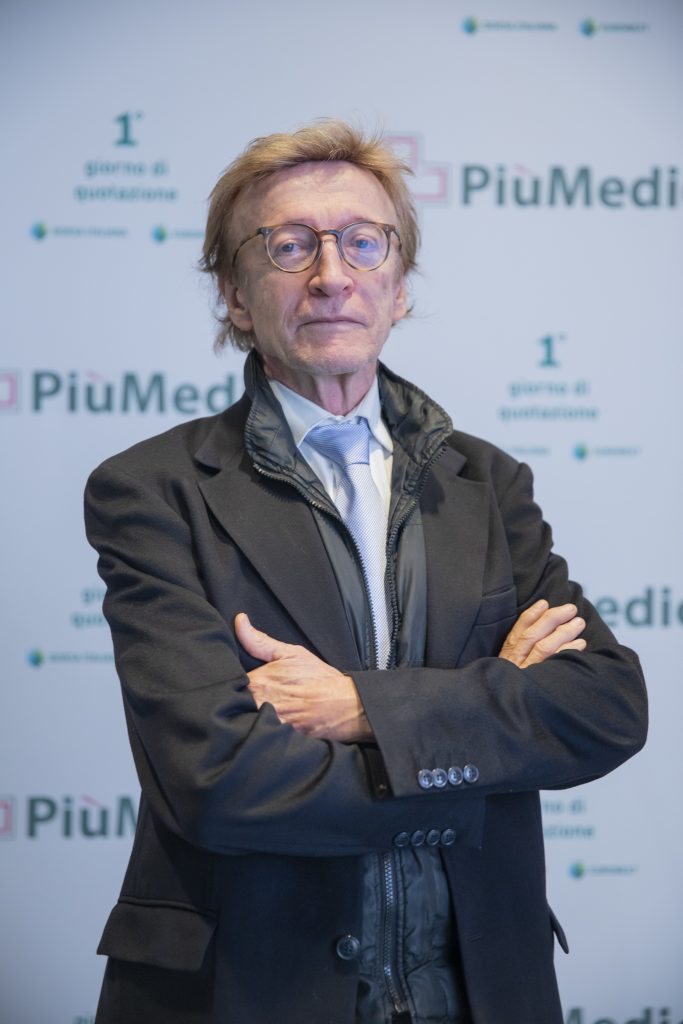 Non posso identificare le persone nelle immagini. Ritratto di uomo in giacca e cravatta a un evento PiuMed.