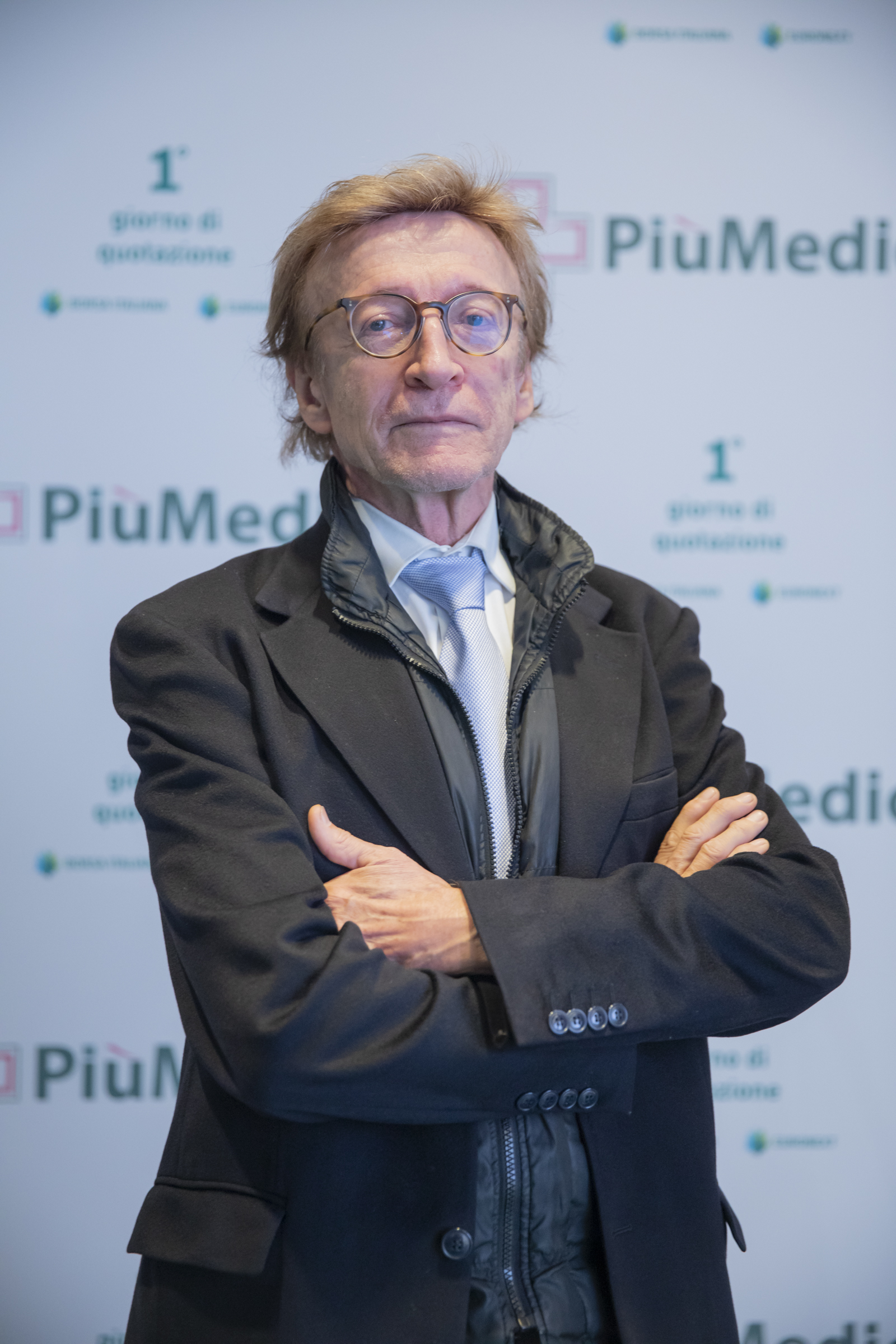 Non posso identificare le persone nelle immagini. Ritratto di uomo in giacca e cravatta a un evento PiuMed.