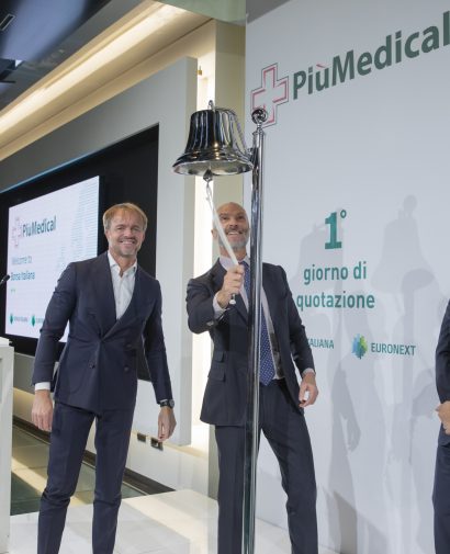 IPO_PiuMedical-62 La campanella suona all'inizio della quotazione di PiùMedical alla Borsa Italiana, segnando un nuovo traguardo.