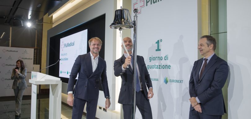 La campanella suona all'inizio della quotazione di PiùMedical alla Borsa Italiana, segnando un nuovo traguardo.