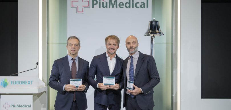 Three professionals hold awards at a PiuMedical event, showcasing innovation in the pharmaceutical industry.